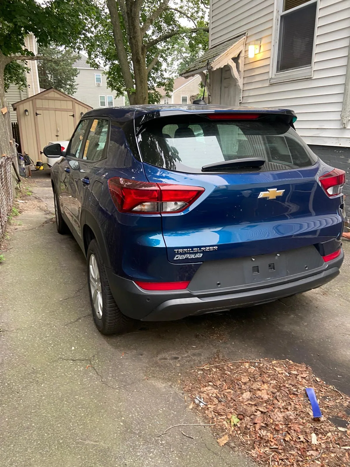 Exterior posterior, entrada residencial — Chevrolet Trailblazer · Serie azul B