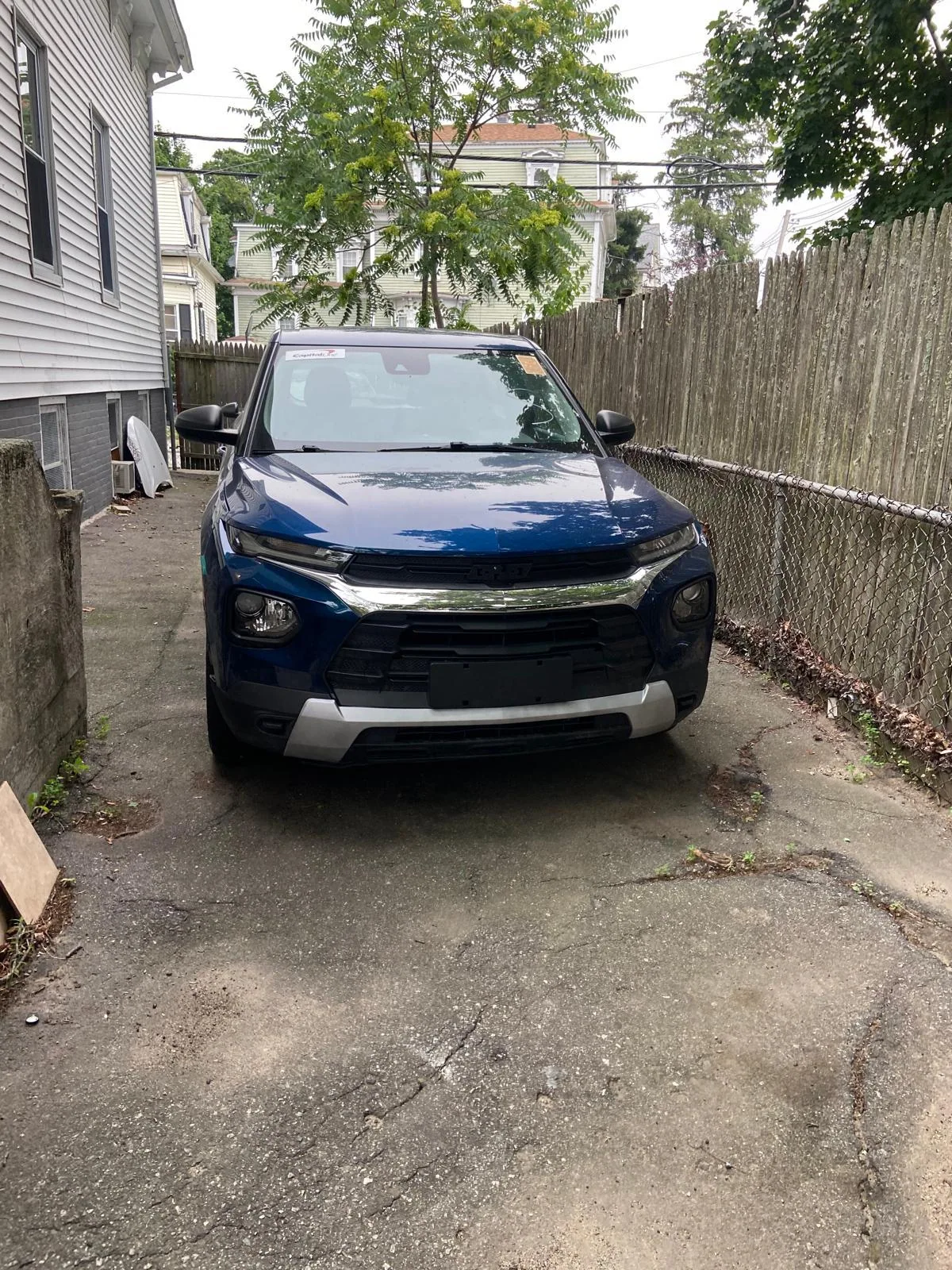 Exterior frontal, entrada residencial — Chevrolet Trailblazer · Serie azul B