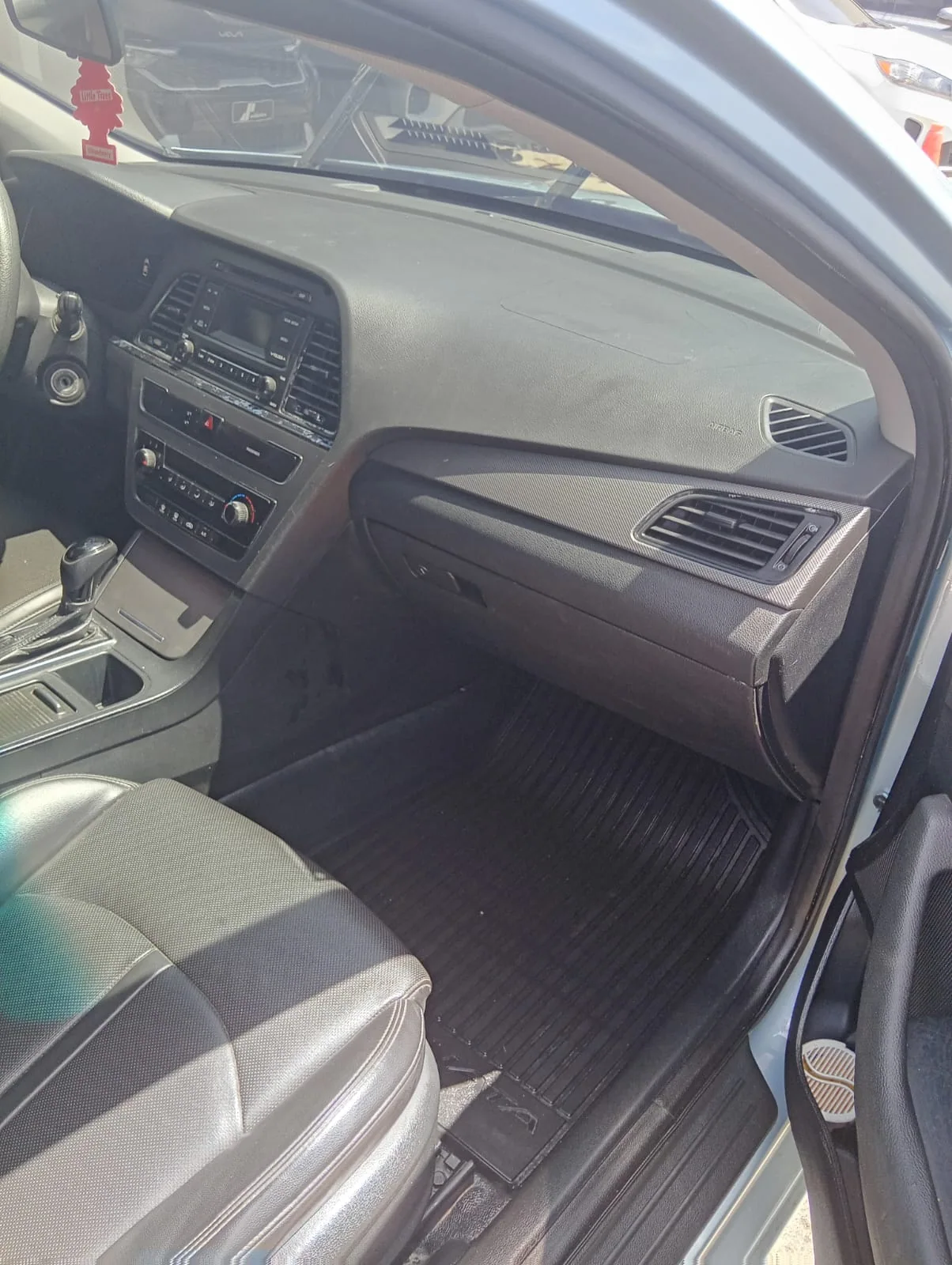 Interior sedán Hyundai, tablero y copiloto — Hyundai Sonata · Azul claro