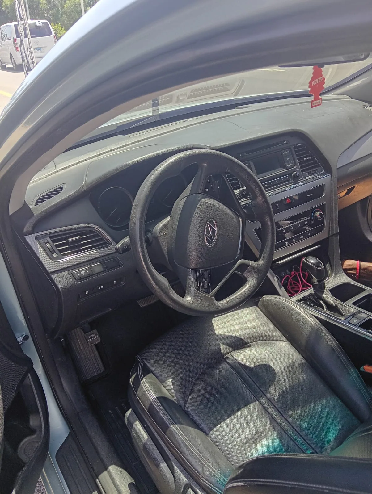 Interior sedán Hyundai, asiento conductor y tablero — Hyundai Sonata · Azul claro