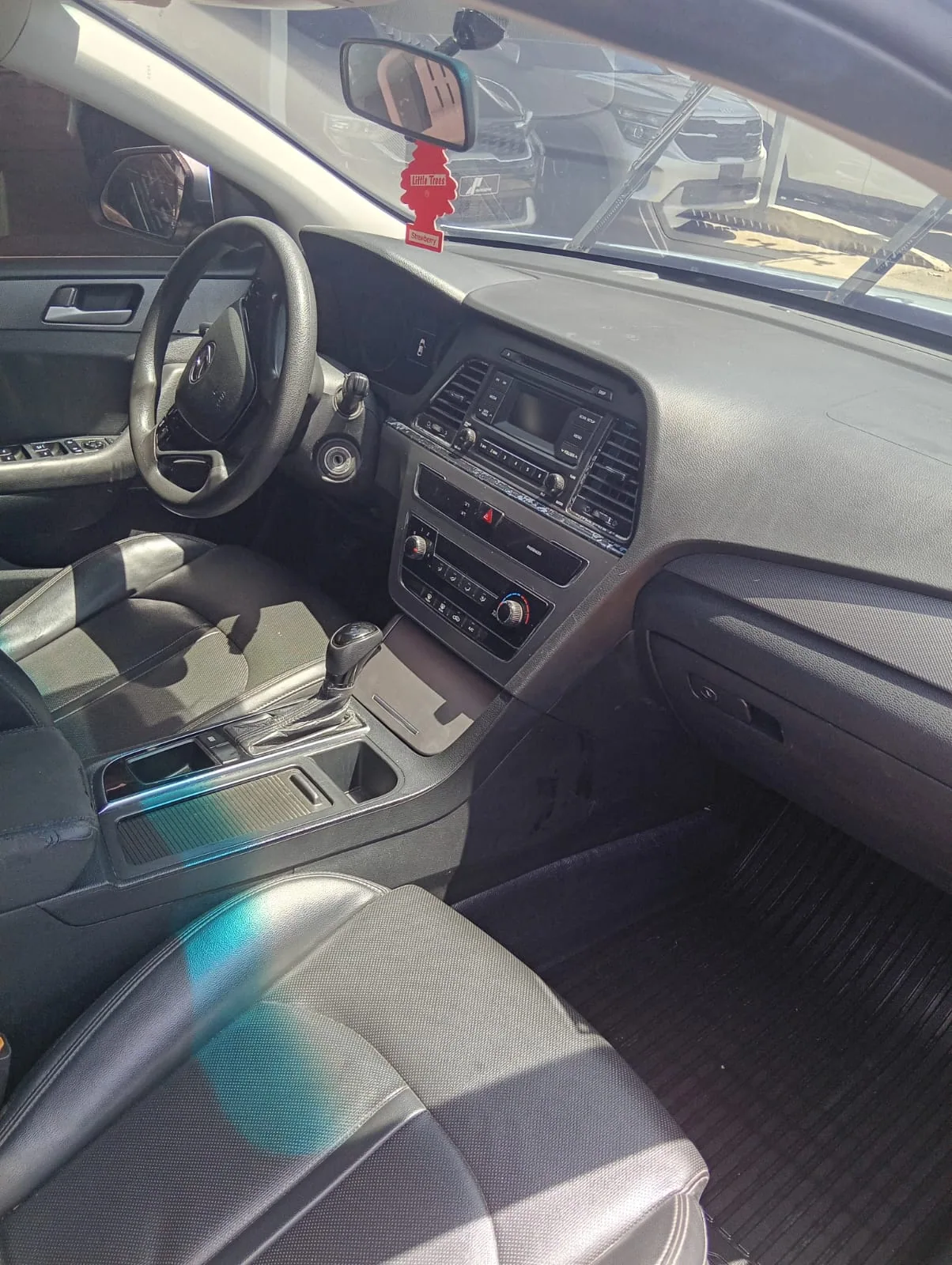 Interior sedán Hyundai, tablero central y asientos — Hyundai Sonata · Azul claro