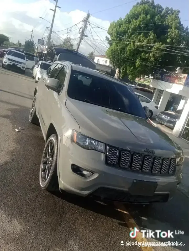 Jeep Grand Cherokee, gris claro