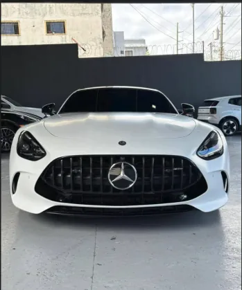 Exterior frontal del Mercedes-AMG GT Coupé blanco — Mercedes-AMG GT Coupé · Blanco