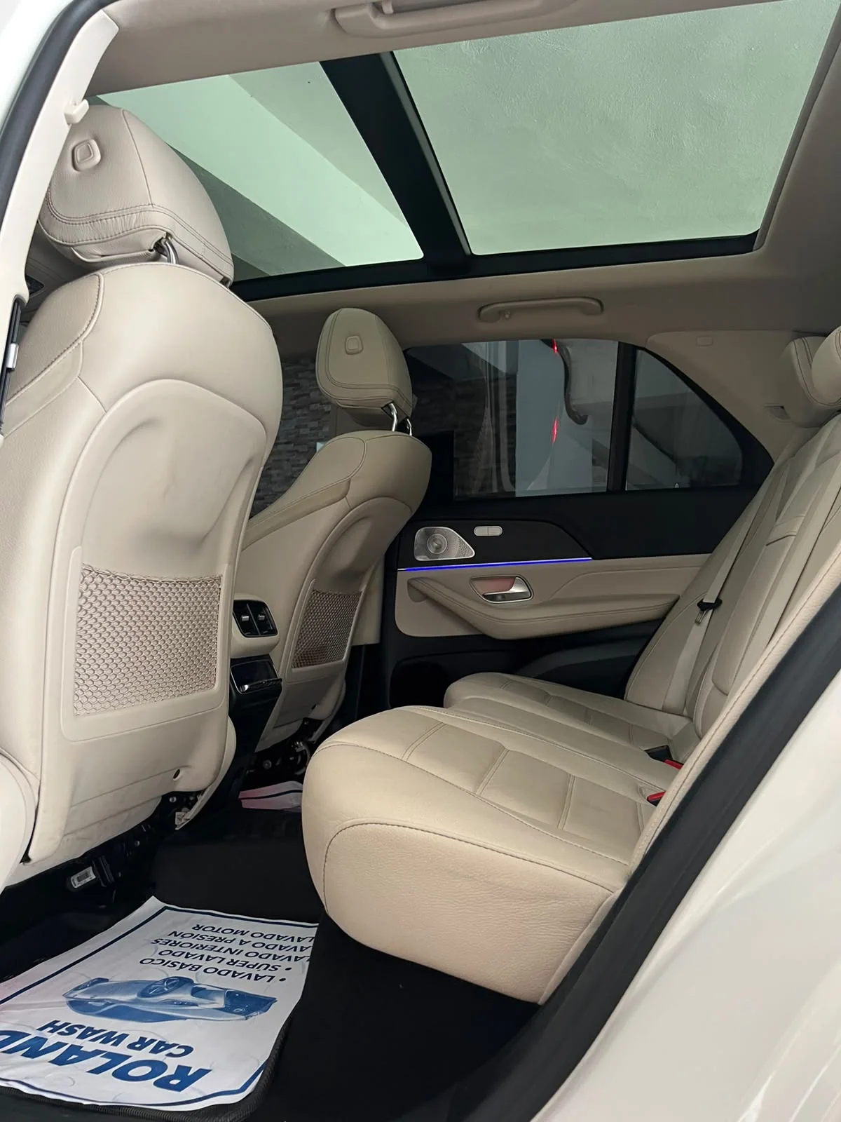 Interior, asientos traseros y techo panorámico — Mercedes-Benz GLE 53 AMG