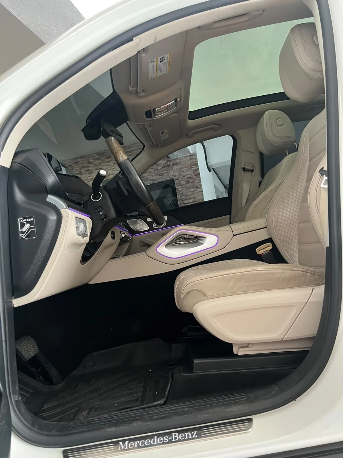 Interior, asiento delantero crema y puerta — Mercedes-Benz GLE 53 AMG