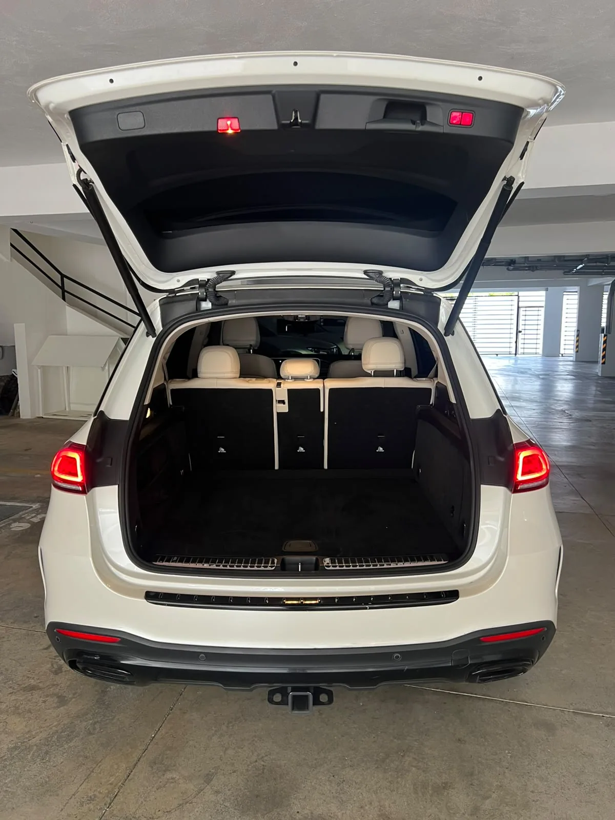 Maletero abierto y asientos traseros — Mercedes-Benz GLE 53 AMG