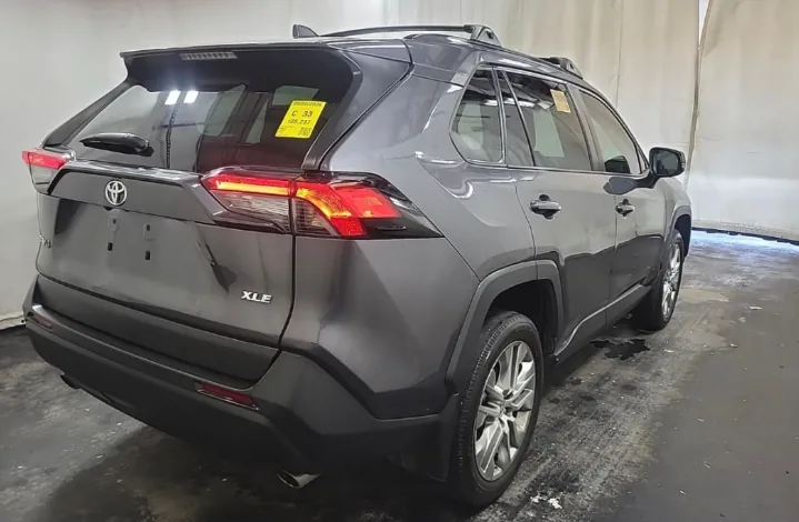 Exterior trasero diagonal Toyota RAV4 gris — Toyota RAV4 · Gris